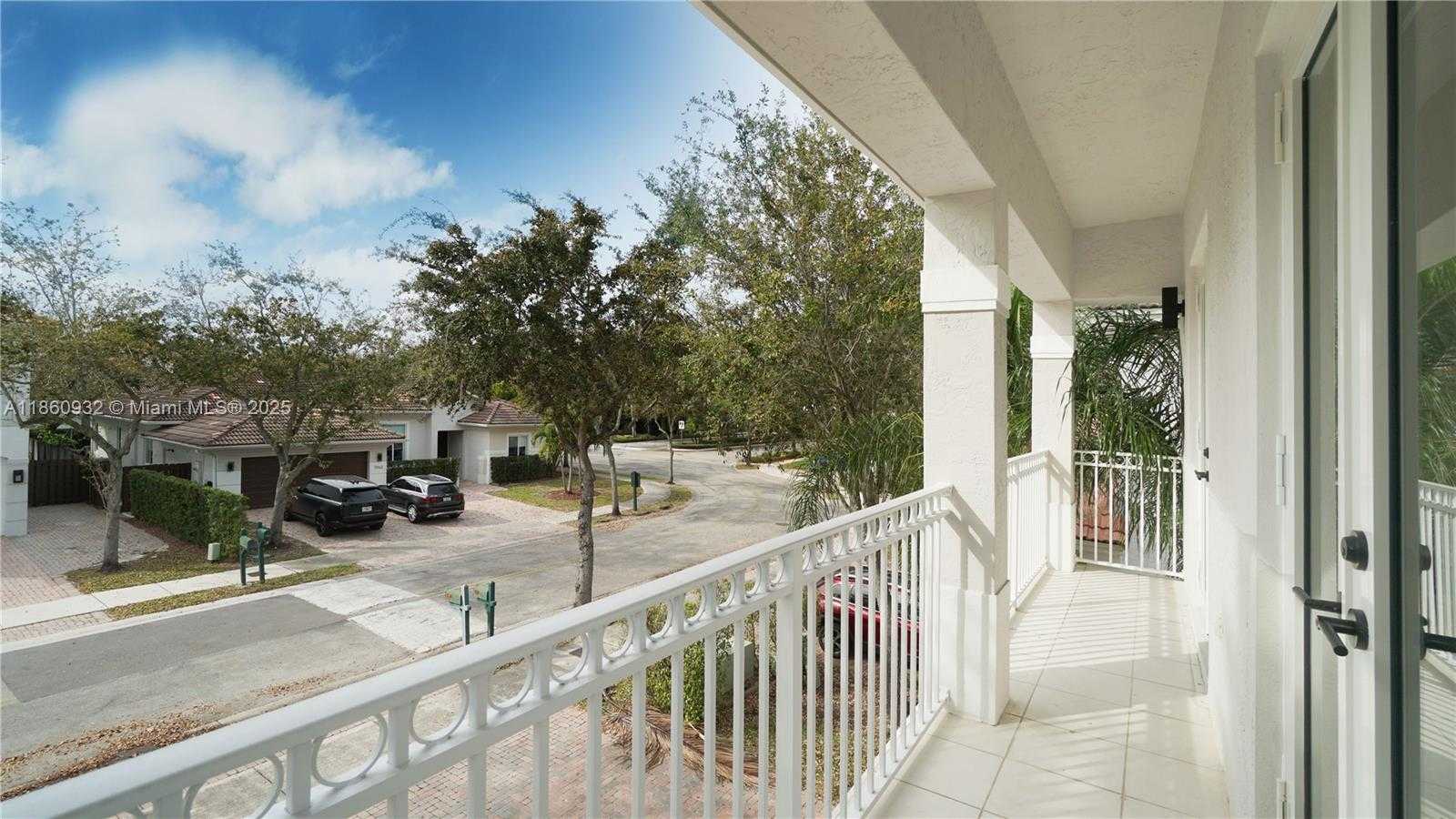 Small Image of Doral Number 51
