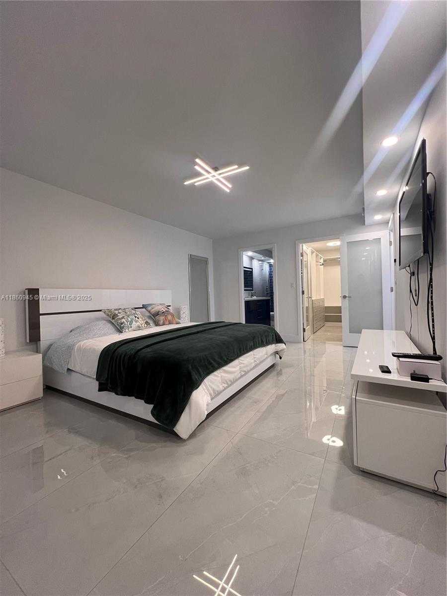 Small Image of 100 BAYVIEW DR #1524, Sunny Isles Beach Number 10