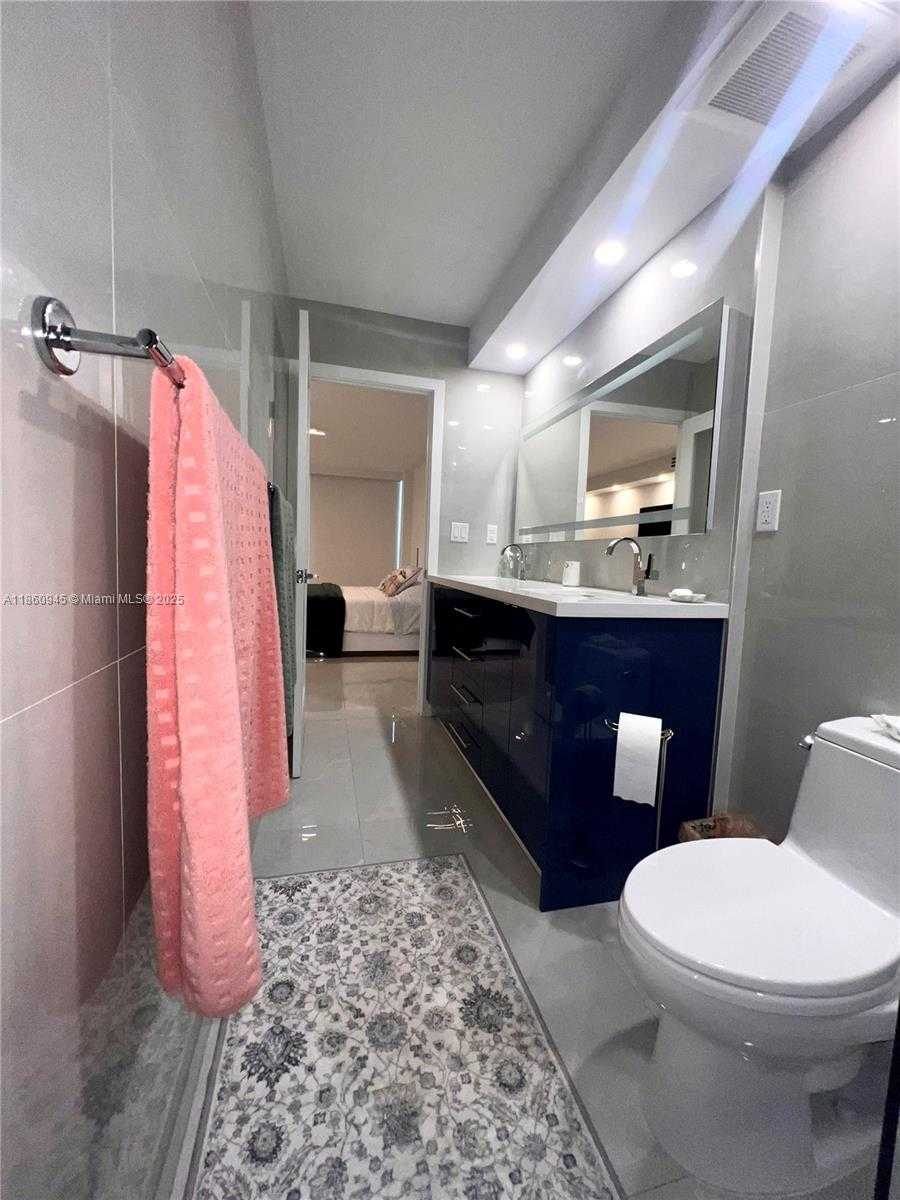 Small Image of 100 BAYVIEW DR #1524, Sunny Isles Beach Number 12