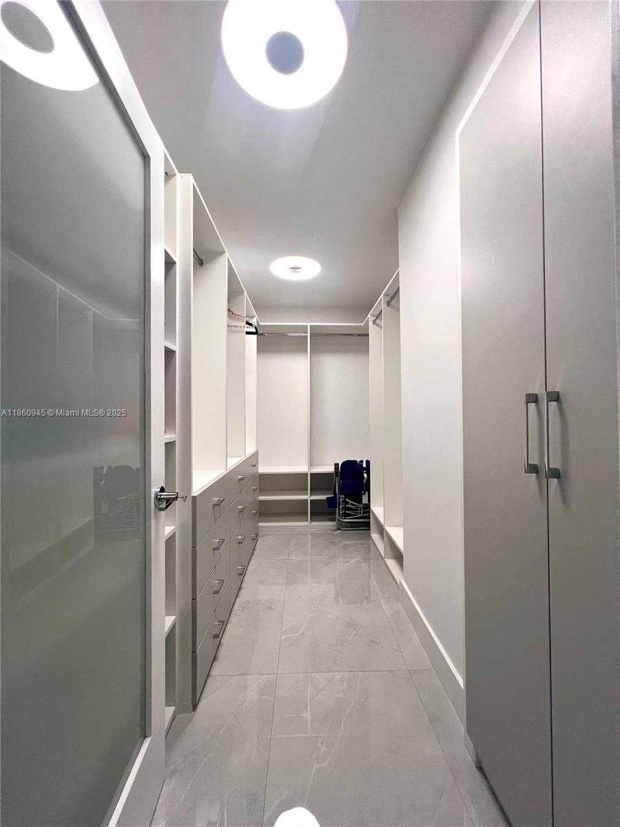 Small Image of 100 BAYVIEW DR #1524, Sunny Isles Beach Number 14