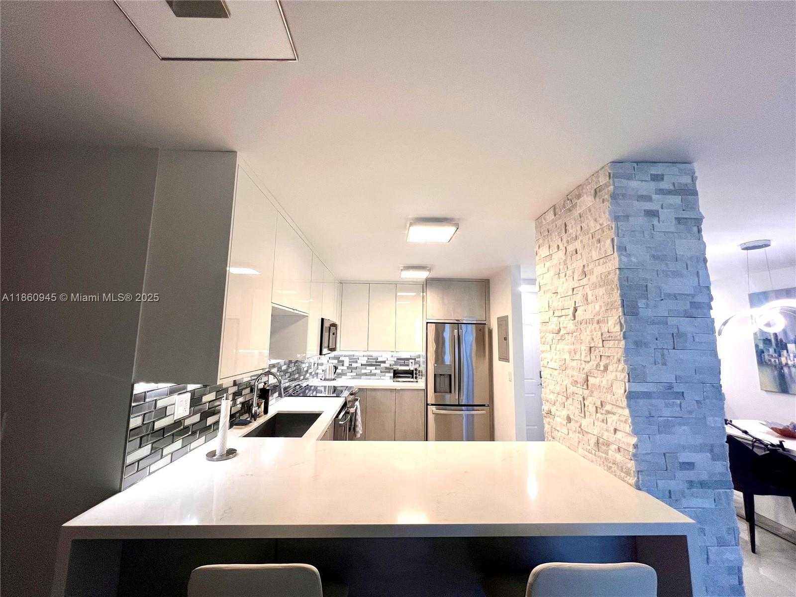 Small Image of 100 BAYVIEW DR #1524, Sunny Isles Beach Number 3