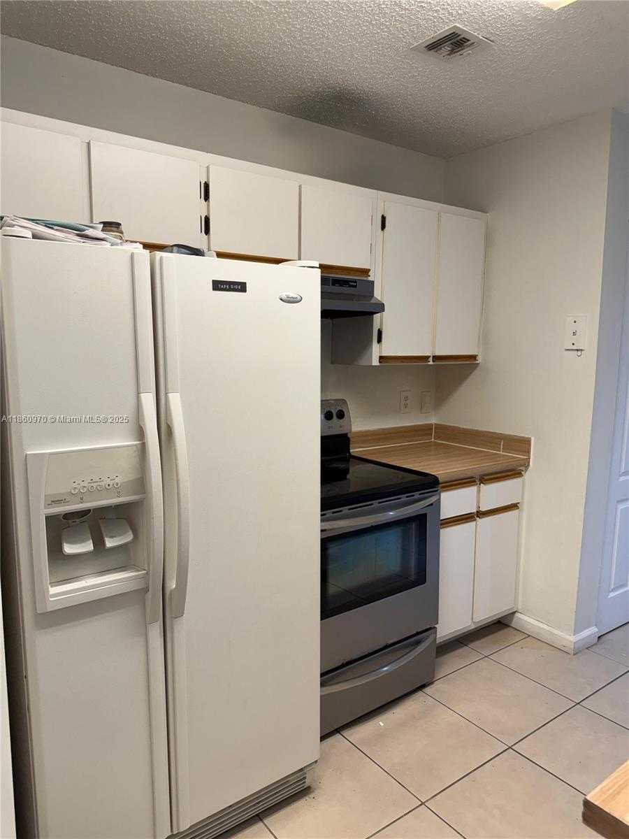 Small Image of 18348 NORTH WEST 68TH AVE #G, Hialeah Number 3