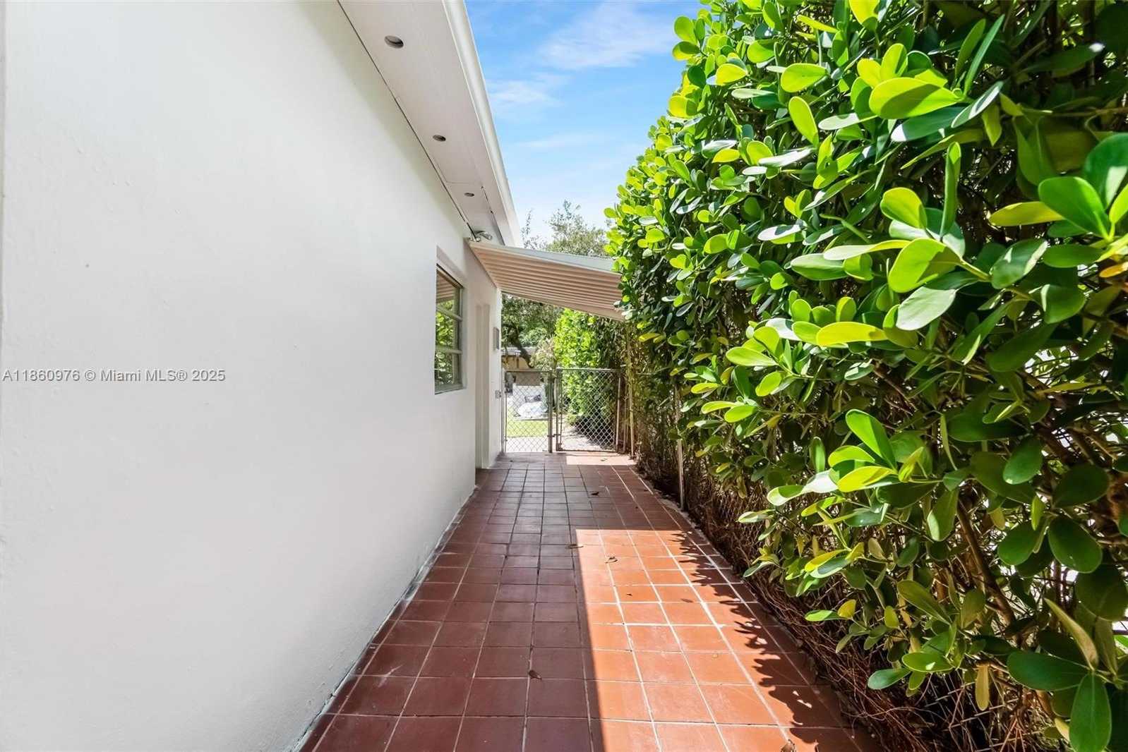 Small Image of 1107 EL RADO ST, Coral Gables Number 22
