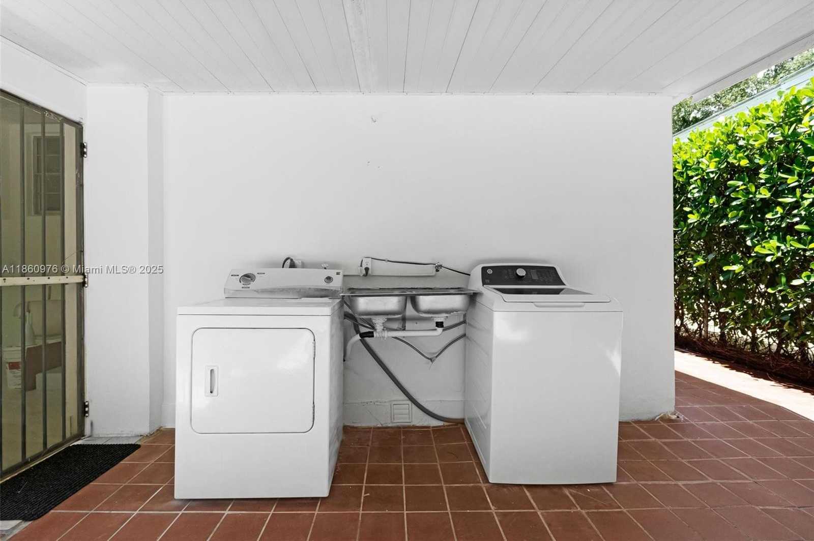 Small Image of 1107 EL RADO ST, Coral Gables Number 24