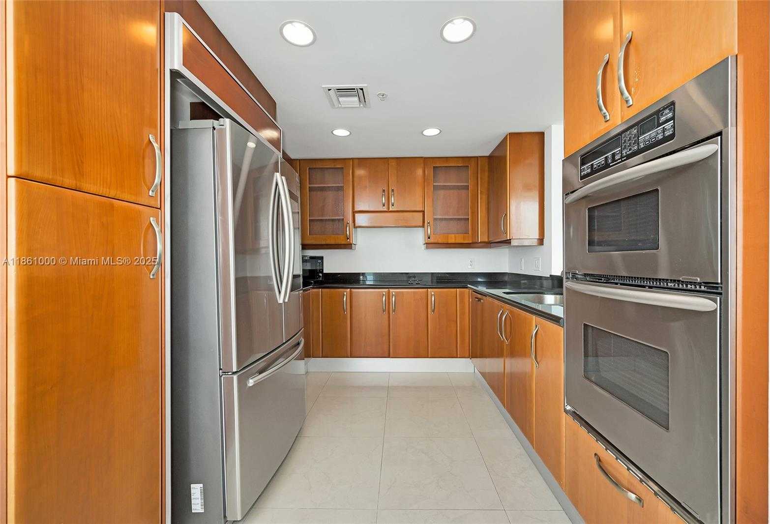 Small Image of 19400 TURNBERRY WAY #932, Aventura Number 4