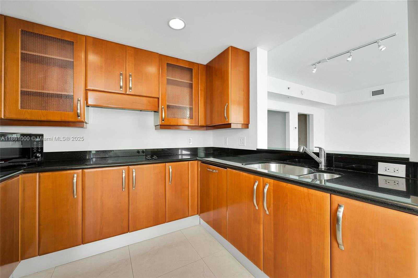 Small Image of 19400 TURNBERRY WAY #932, Aventura Number 5