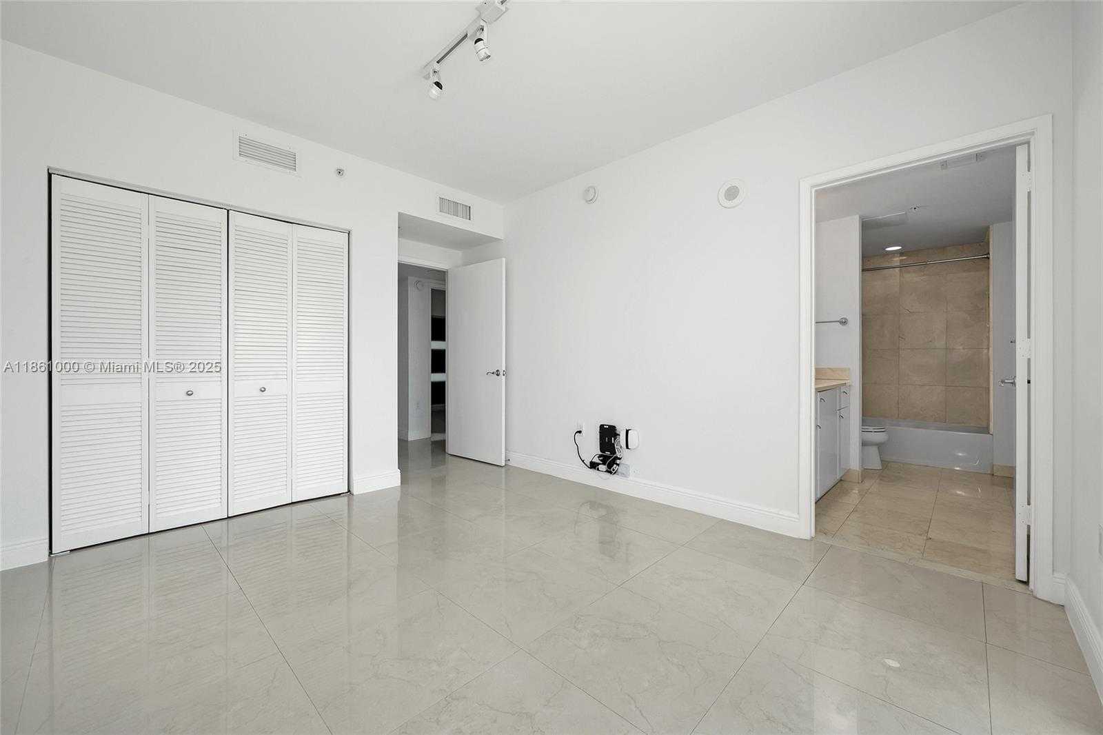 Small Image of 19400 TURNBERRY WAY #932, Aventura Number 9