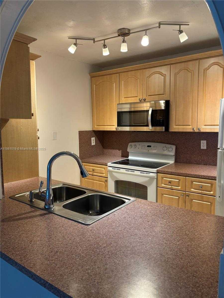 Small Image of 8883 FONTAINEBLEAU BLVD #202, Miami Number 22
