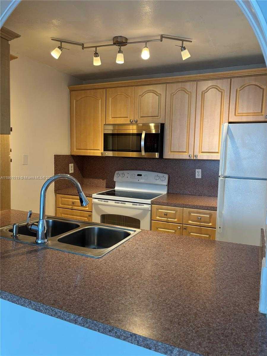 Small Image of 8883 FONTAINEBLEAU BLVD #202, Miami Number 5