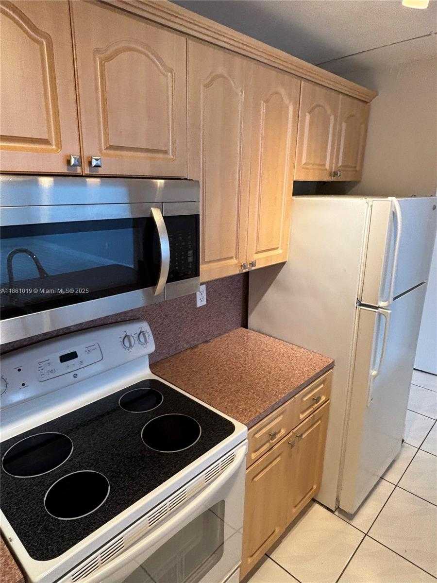 Small Image of 8883 FONTAINEBLEAU BLVD #202, Miami Number 7