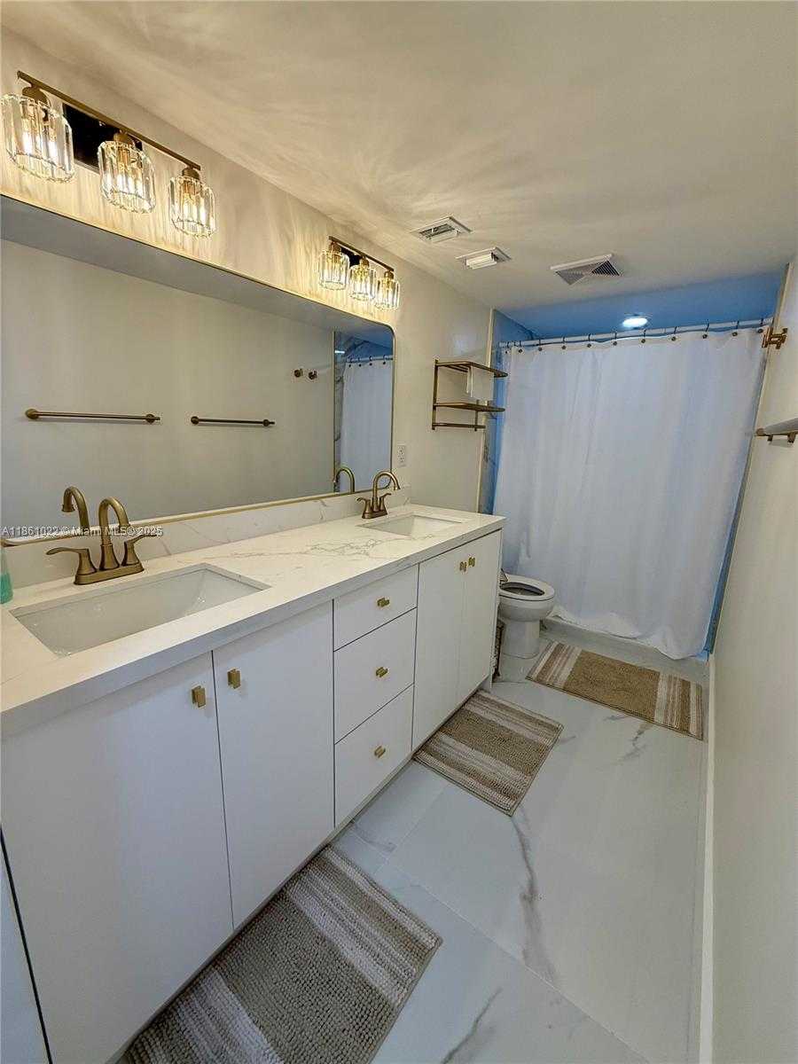 Small Image of 2625 COLLINS AVE #210, Miami Beach Number 2