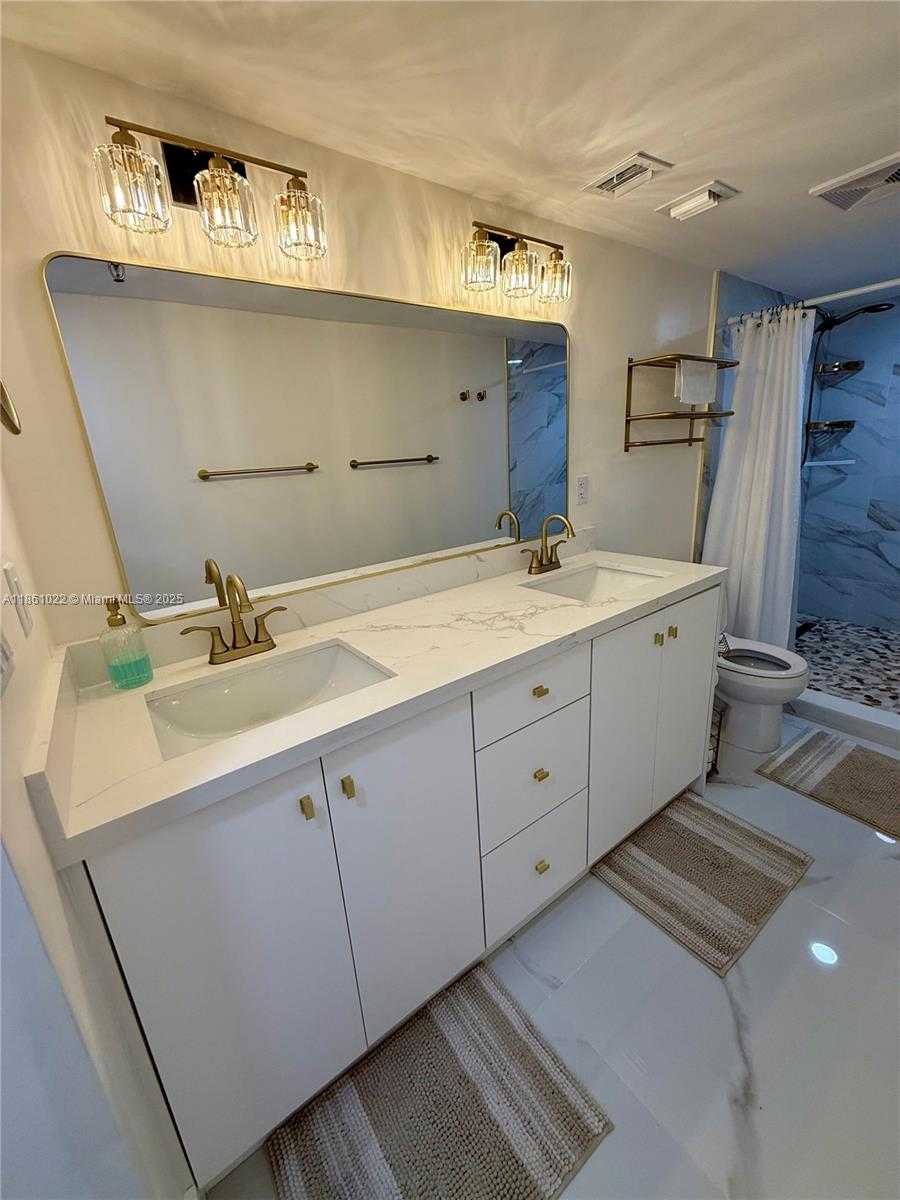 Small Image of 2625 COLLINS AVE #210, Miami Beach Number 4