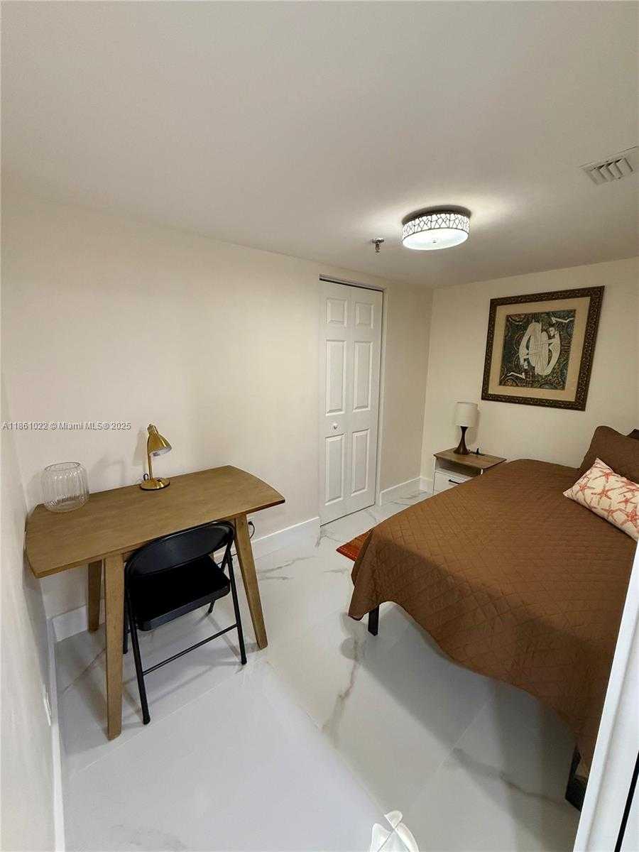 Small Image of 2625 COLLINS AVE #210, Miami Beach Number 5