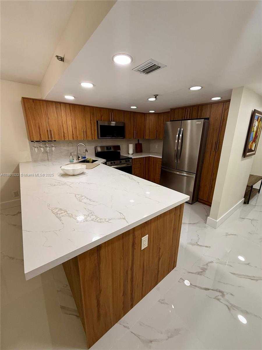 Small Image of 2625 COLLINS AVE #210, Miami Beach Number 9