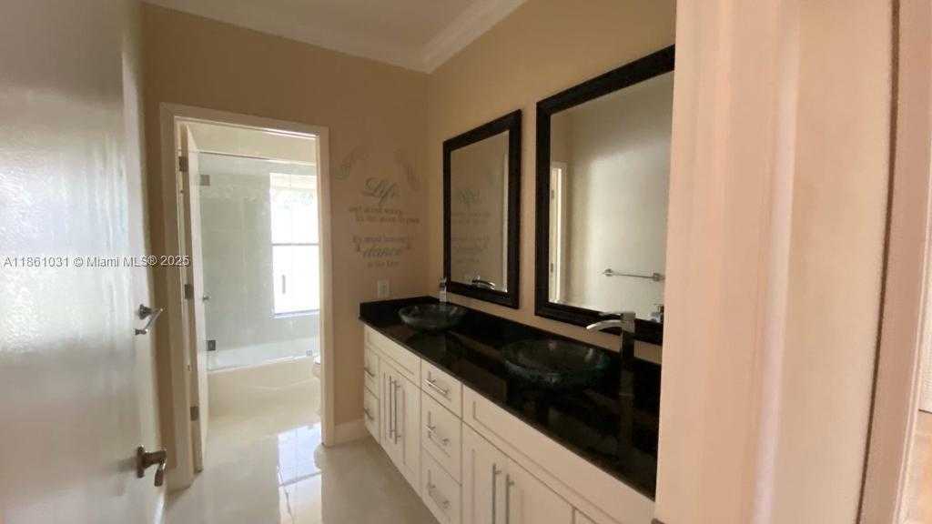 Small Image of 301 ISLA DORADA BLVD, Coral Gables Number 22