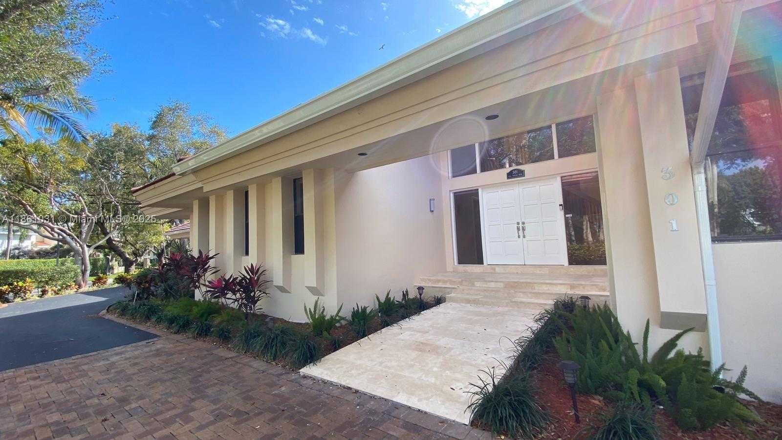 Small Image of 301 ISLA DORADA BLVD, Coral Gables Number 4