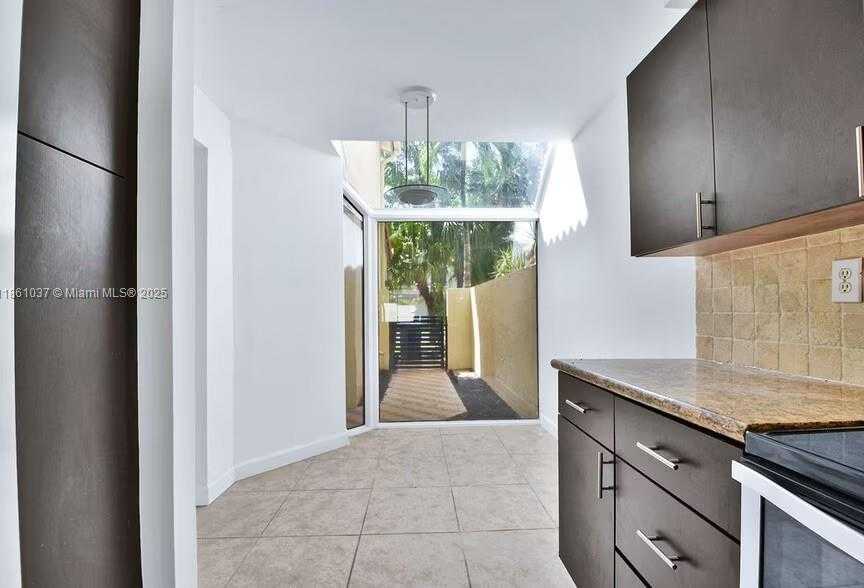 Small Image of 3501 MAGELLAN CIR #636, Aventura Number 4