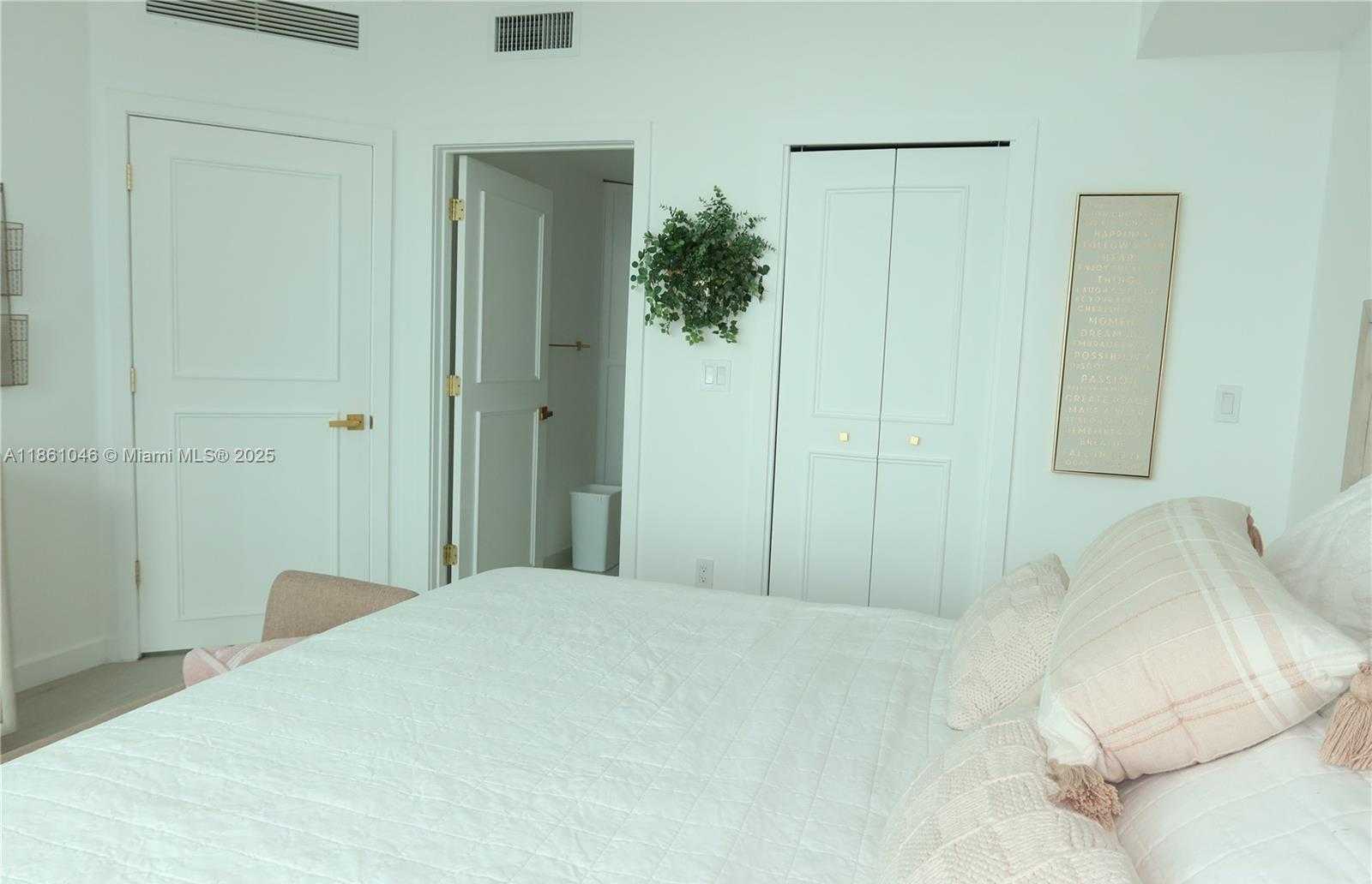 Small Image of 500 BRICKELL AVE #3902, Miami Number 11