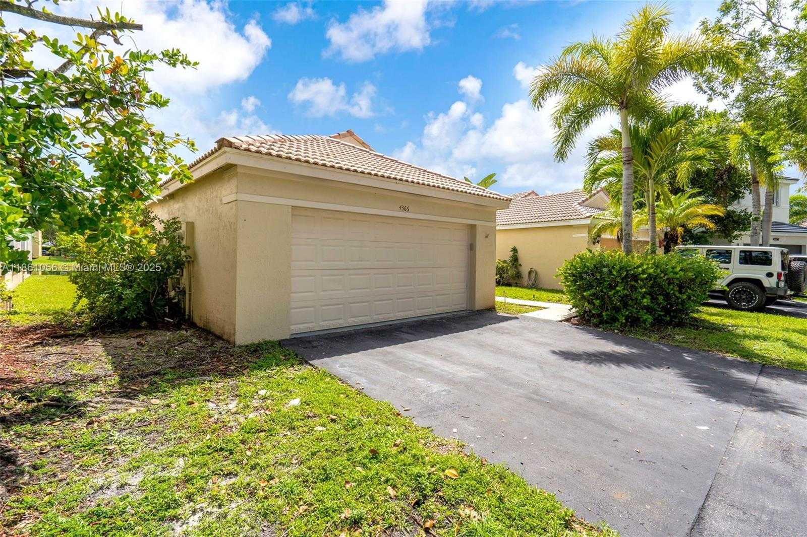 Small Image of 4366 MAHOGANY RIDGE DR, Weston Number 2