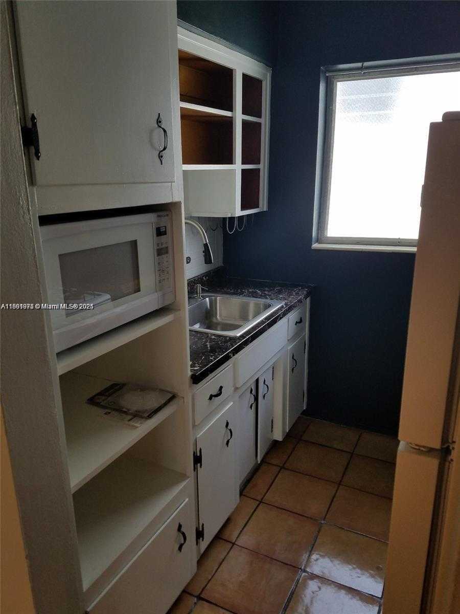 Small Image of 8132 HARDING AVE #14, Miami Beach Number 4