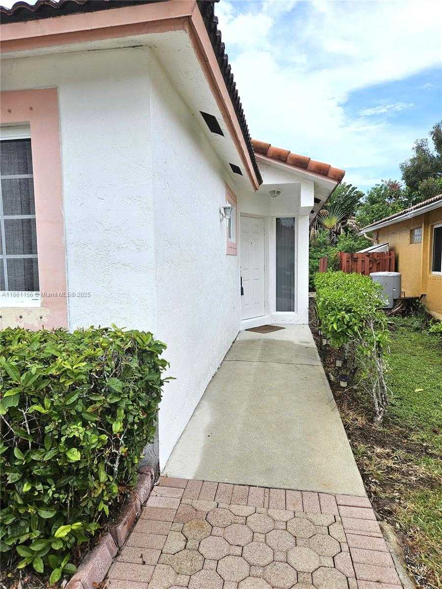 Small Image of 405 KELLY LN #405, Weston Number 2
