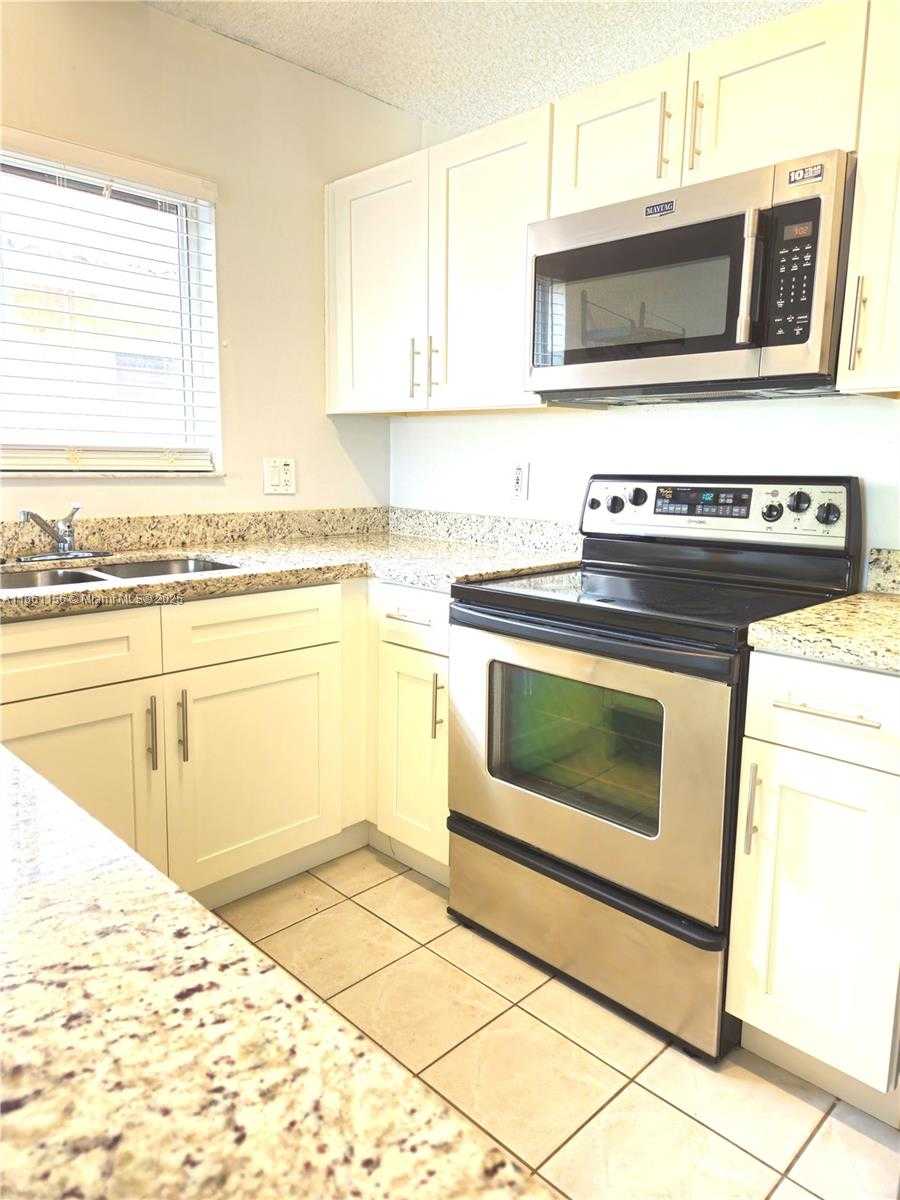 Small Image of 405 KELLY LN #405, Weston Number 7
