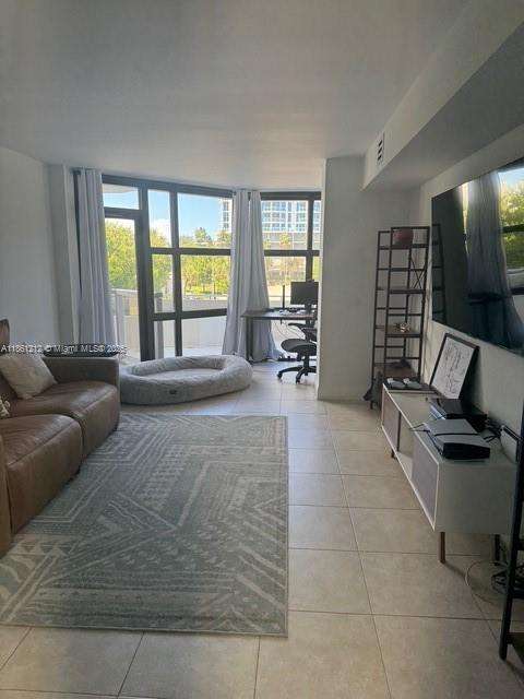 Small Image of 6423 COLLINS AVE #209, Miami Beach Number 4