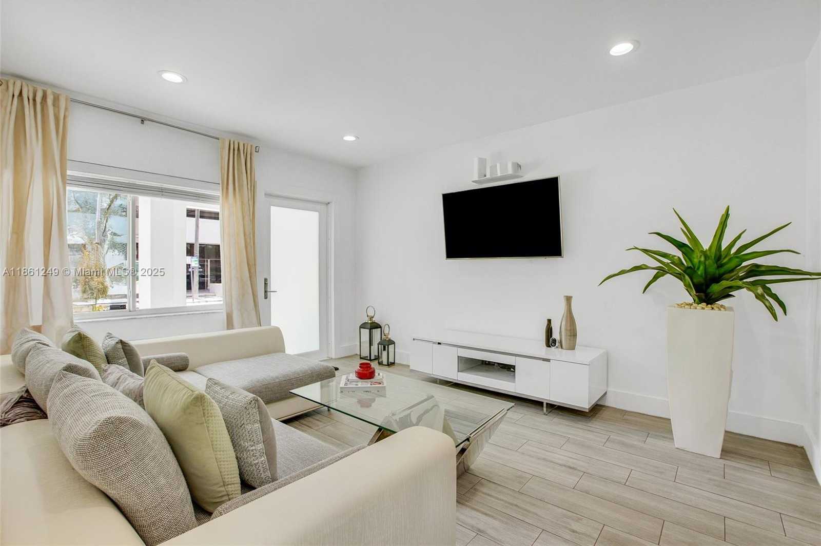 Small Image of 3675 SOUTH WEST 26TH ST, Miami Number 3