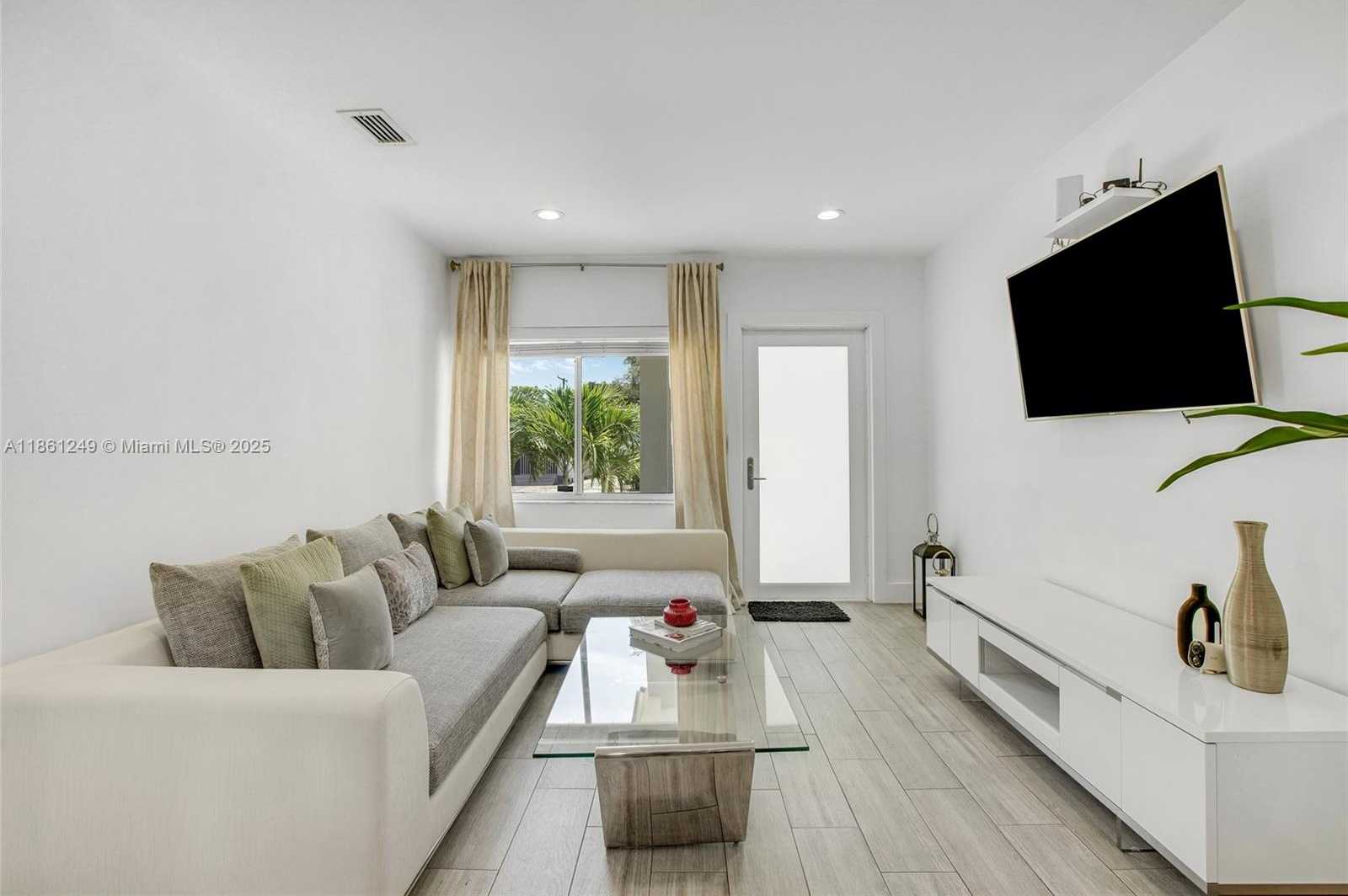 Small Image of 3675 SOUTH WEST 26TH ST, Miami Number 4
