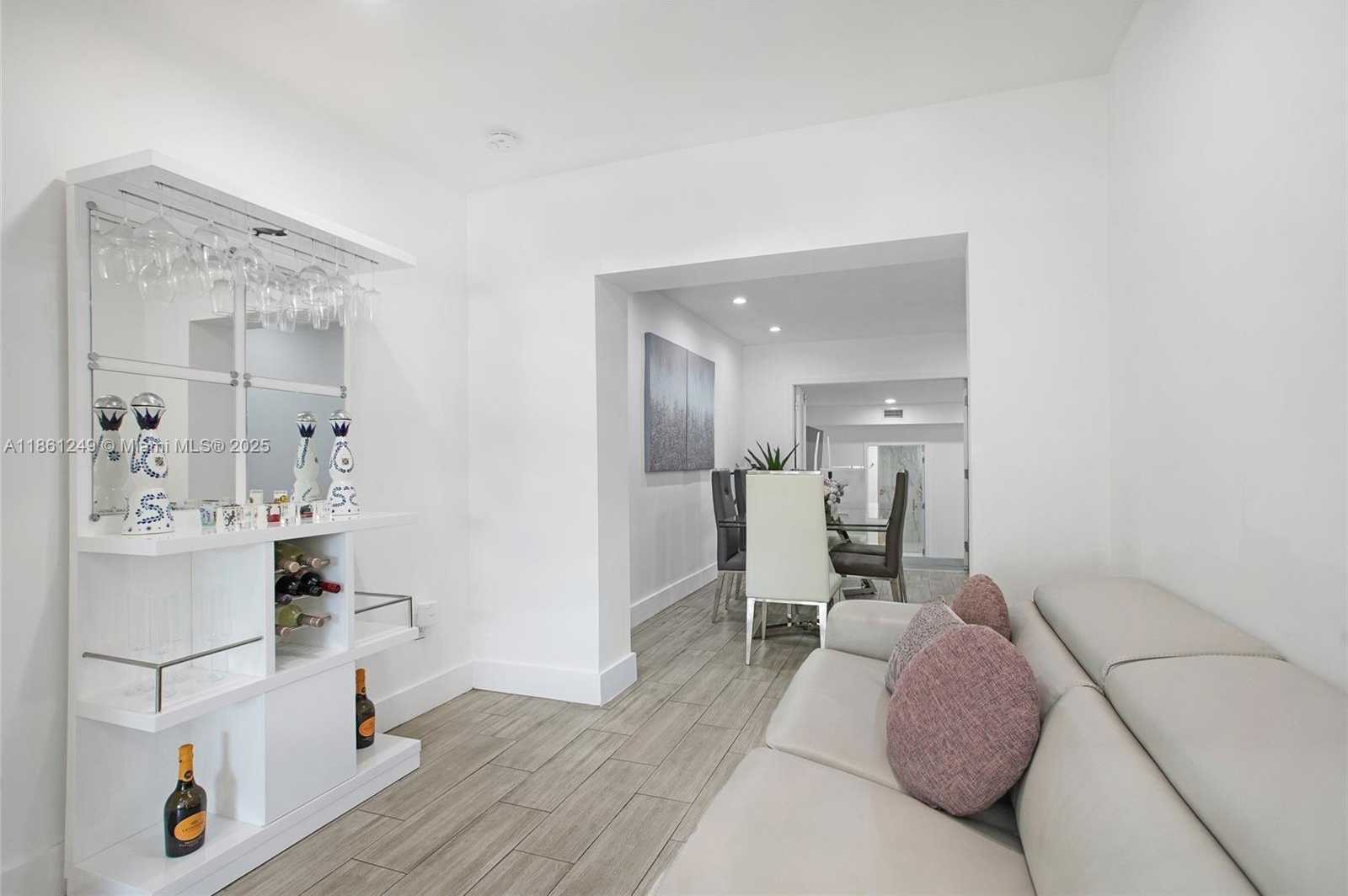 Small Image of 3675 SOUTH WEST 26TH ST, Miami Number 5