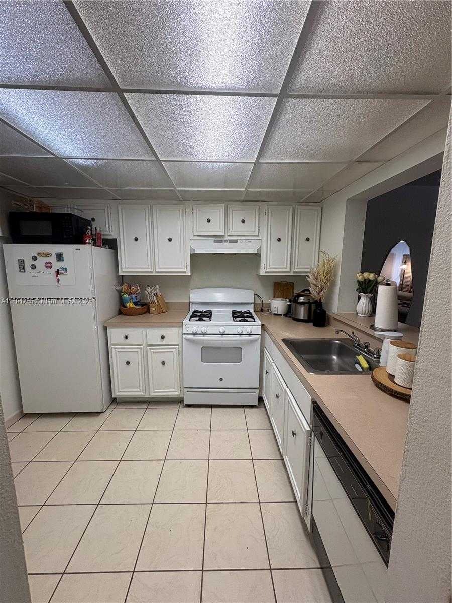 Small Image of 17901 NORTH WEST 68TH AVE #Q205, Hialeah Number 2