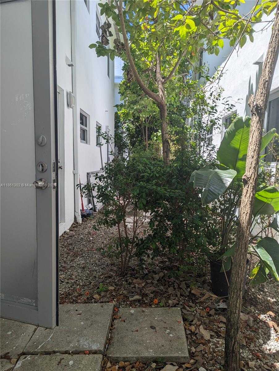 Small Image of 1550 PENNSYLVANIA AVE #111, Miami Beach Number 3