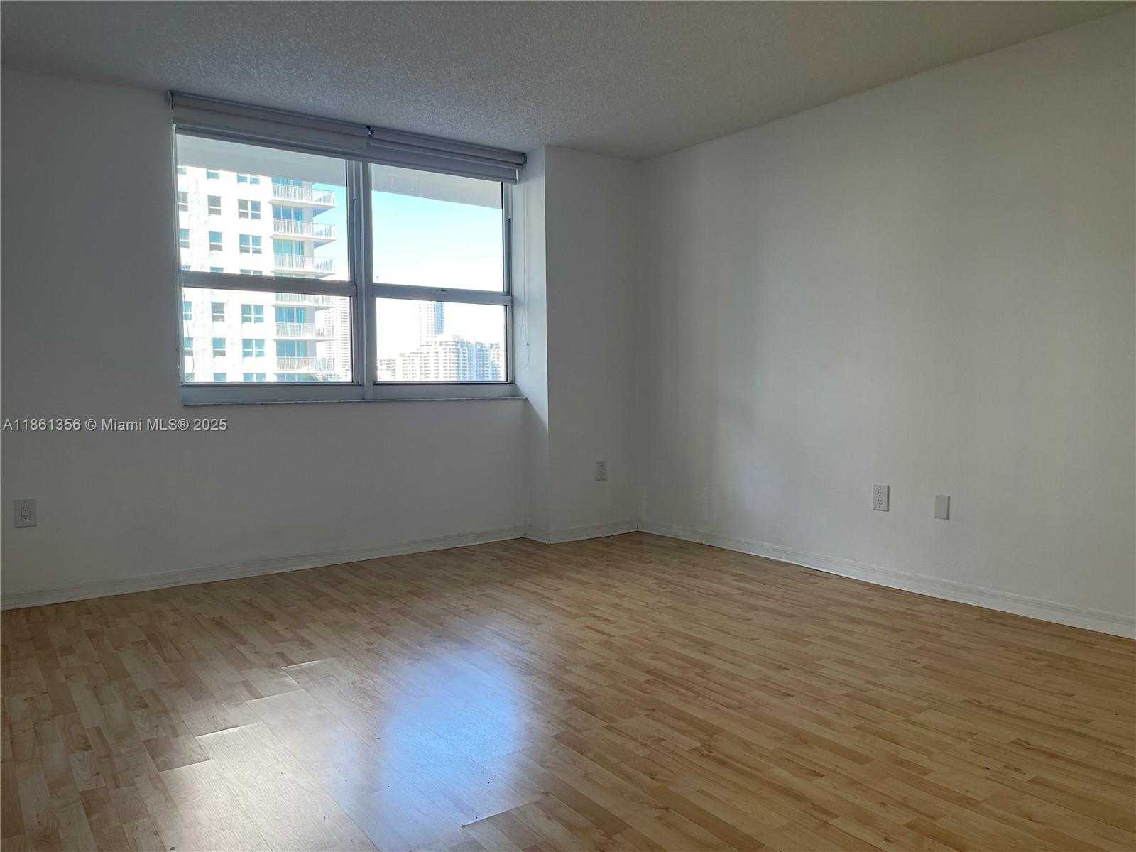 Small Image of 1155 BRICKELL BAY DR #904, Miami Number 5