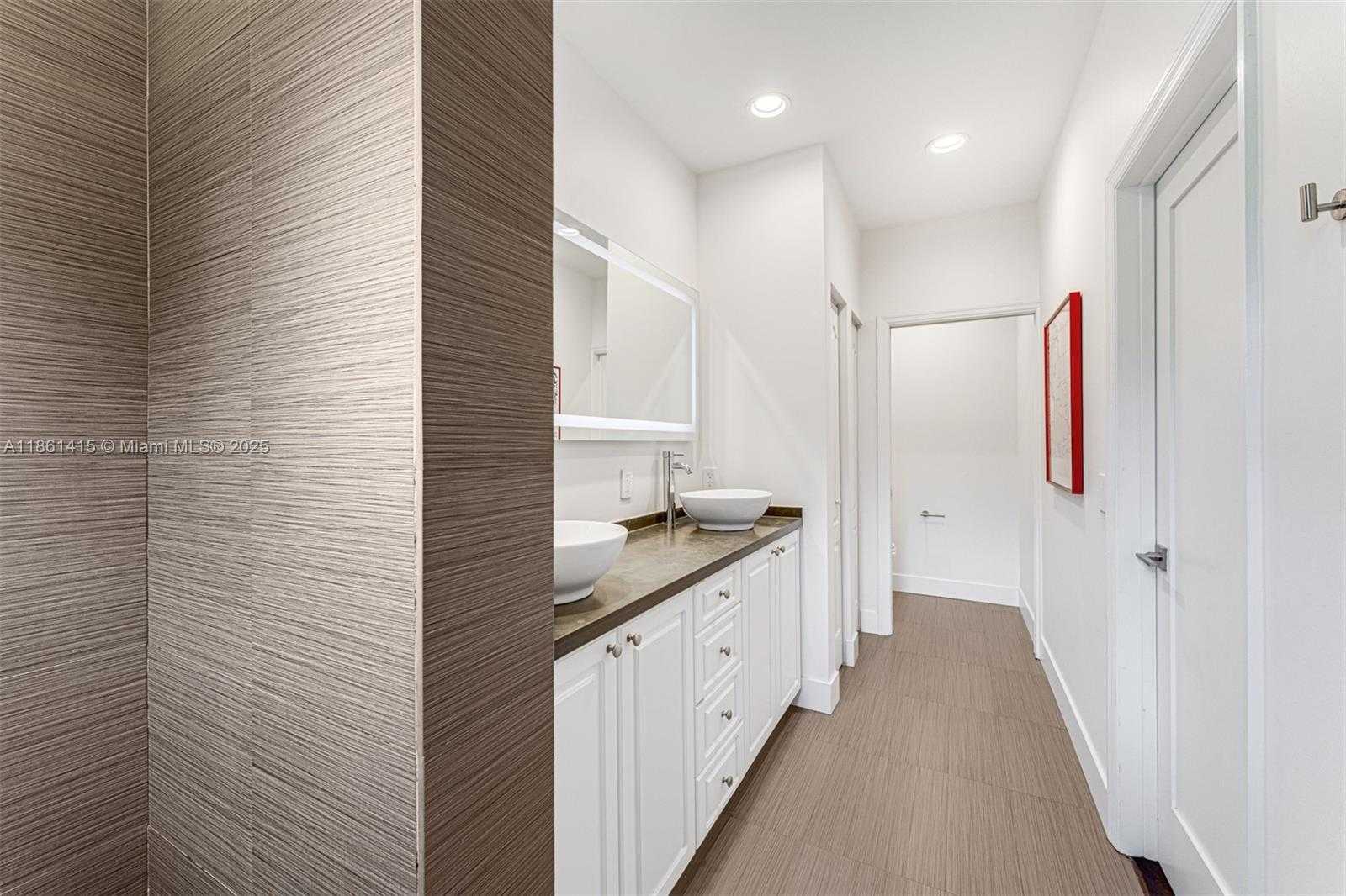 Small Image of 3053 ORANGE ST #3053, Miami Number 17