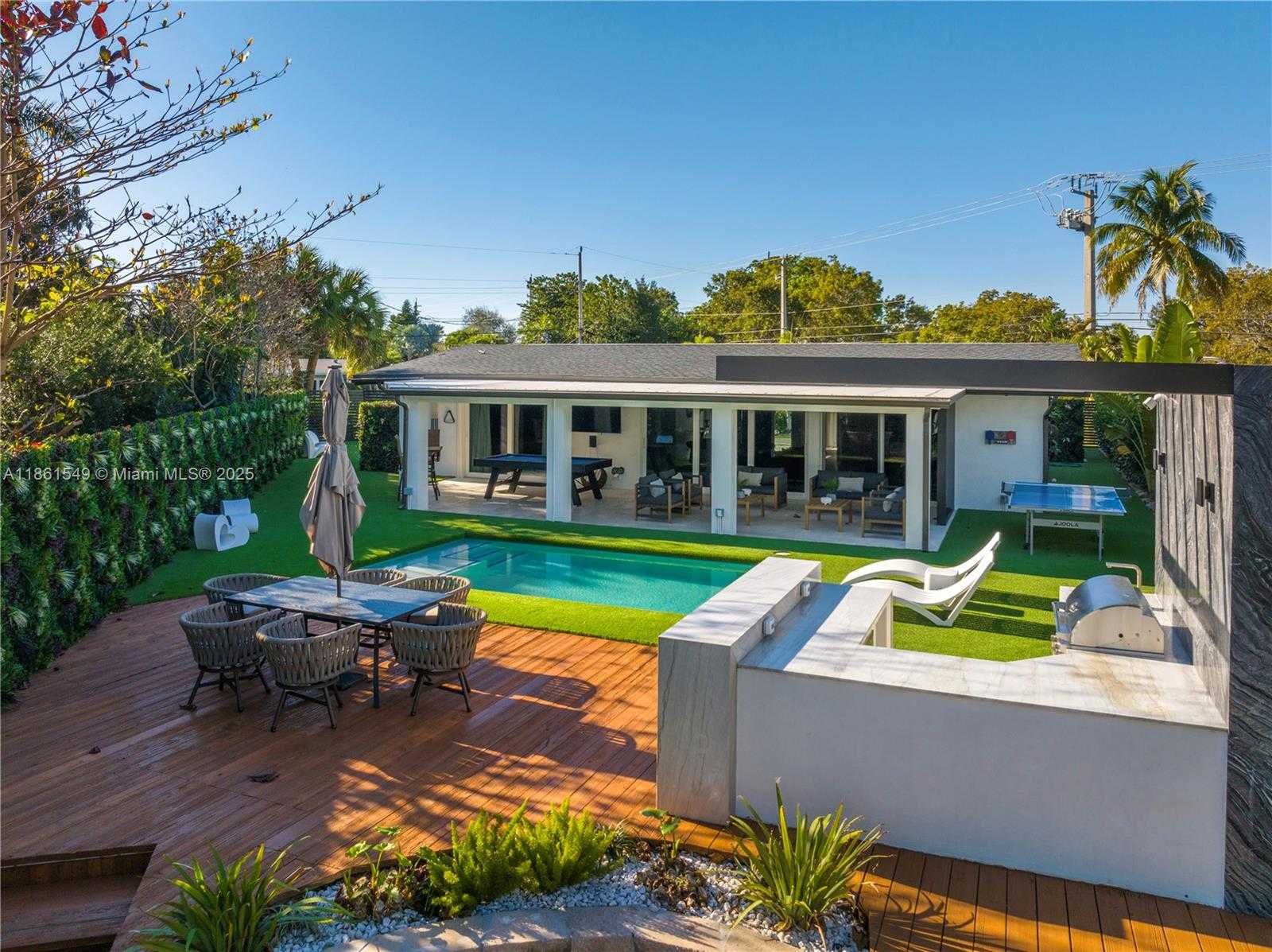 Small Image of 2406 NASSAU LN, Fort Lauderdale Number 3