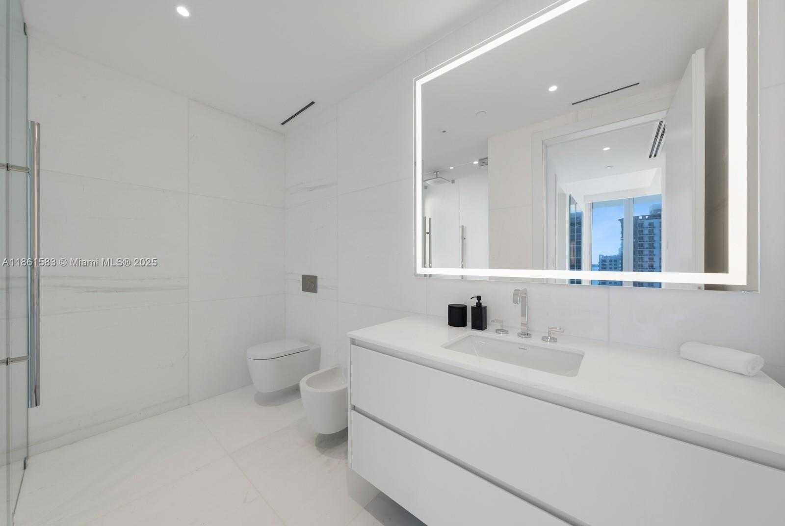 Small Image of 300 BISCAYNE BOULEVARD WAY #2701, Miami Number 26