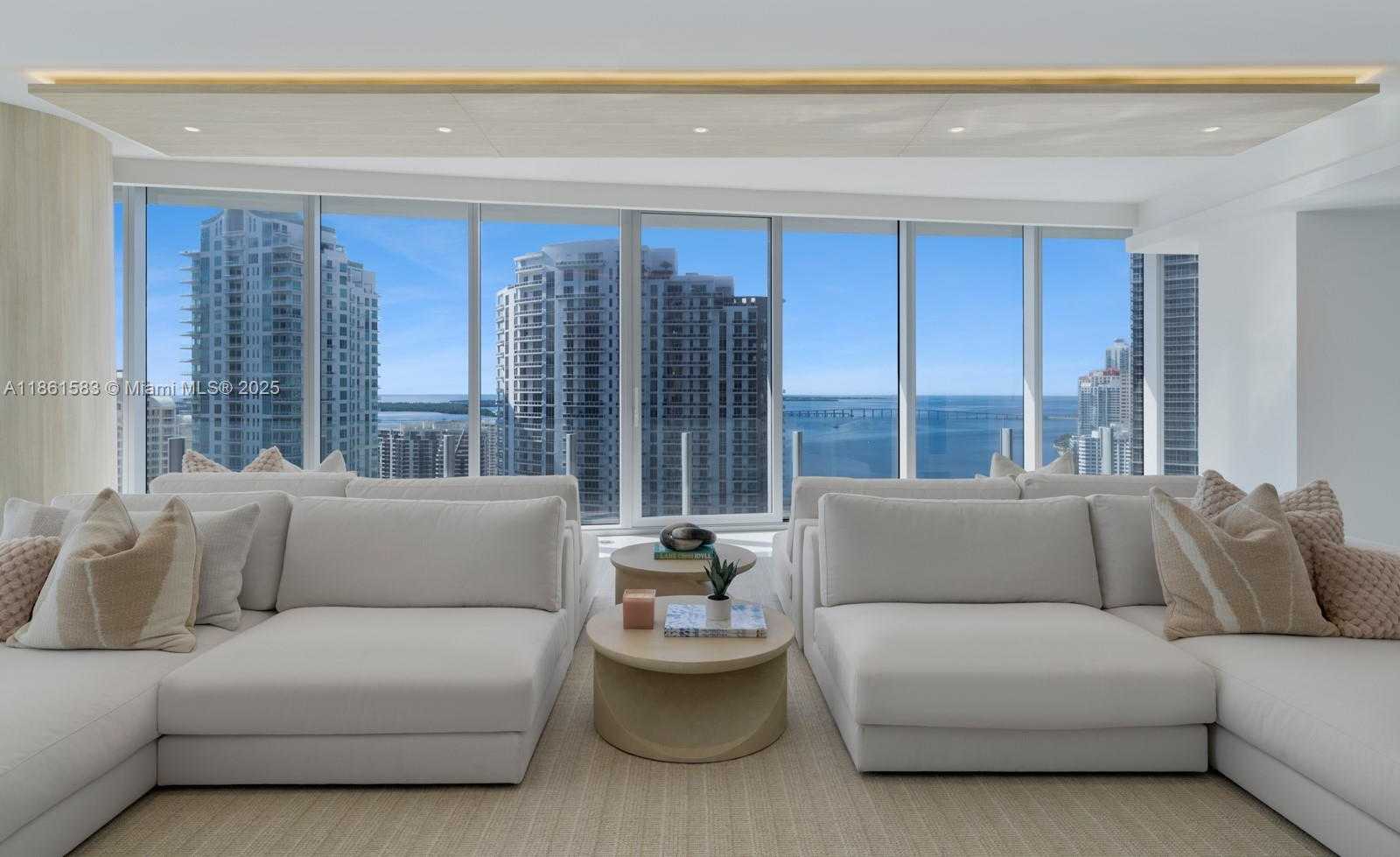 Small Image of 300 BISCAYNE BOULEVARD WAY #2701, Miami Number 3