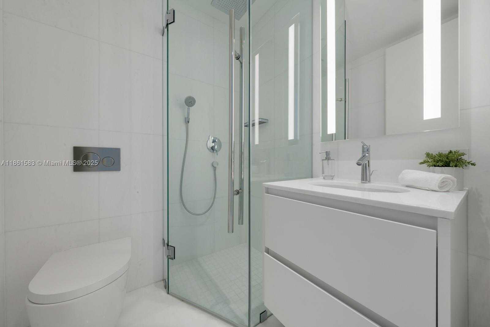 Small Image of 300 BISCAYNE BOULEVARD WAY #2701, Miami Number 31