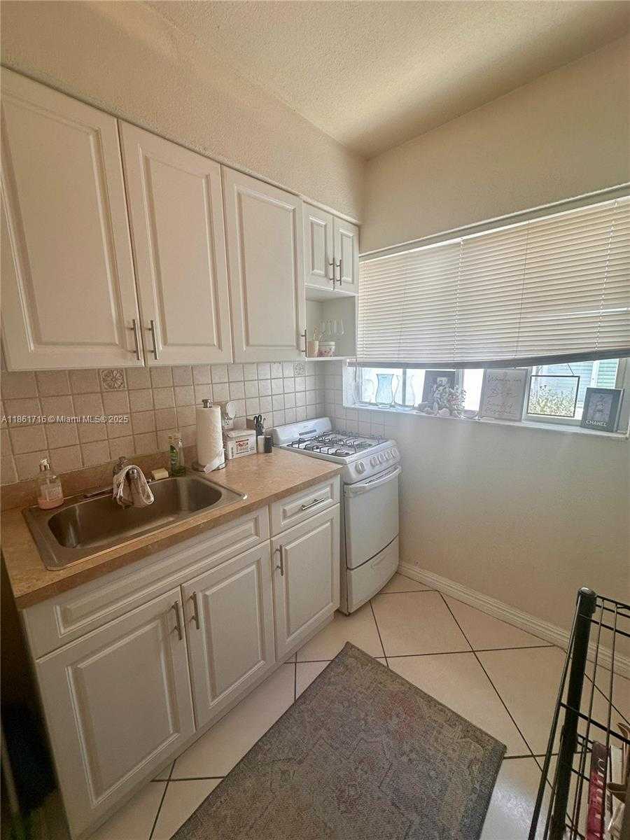 Small Image of 330 74TH ST #16, Miami Beach Number 4