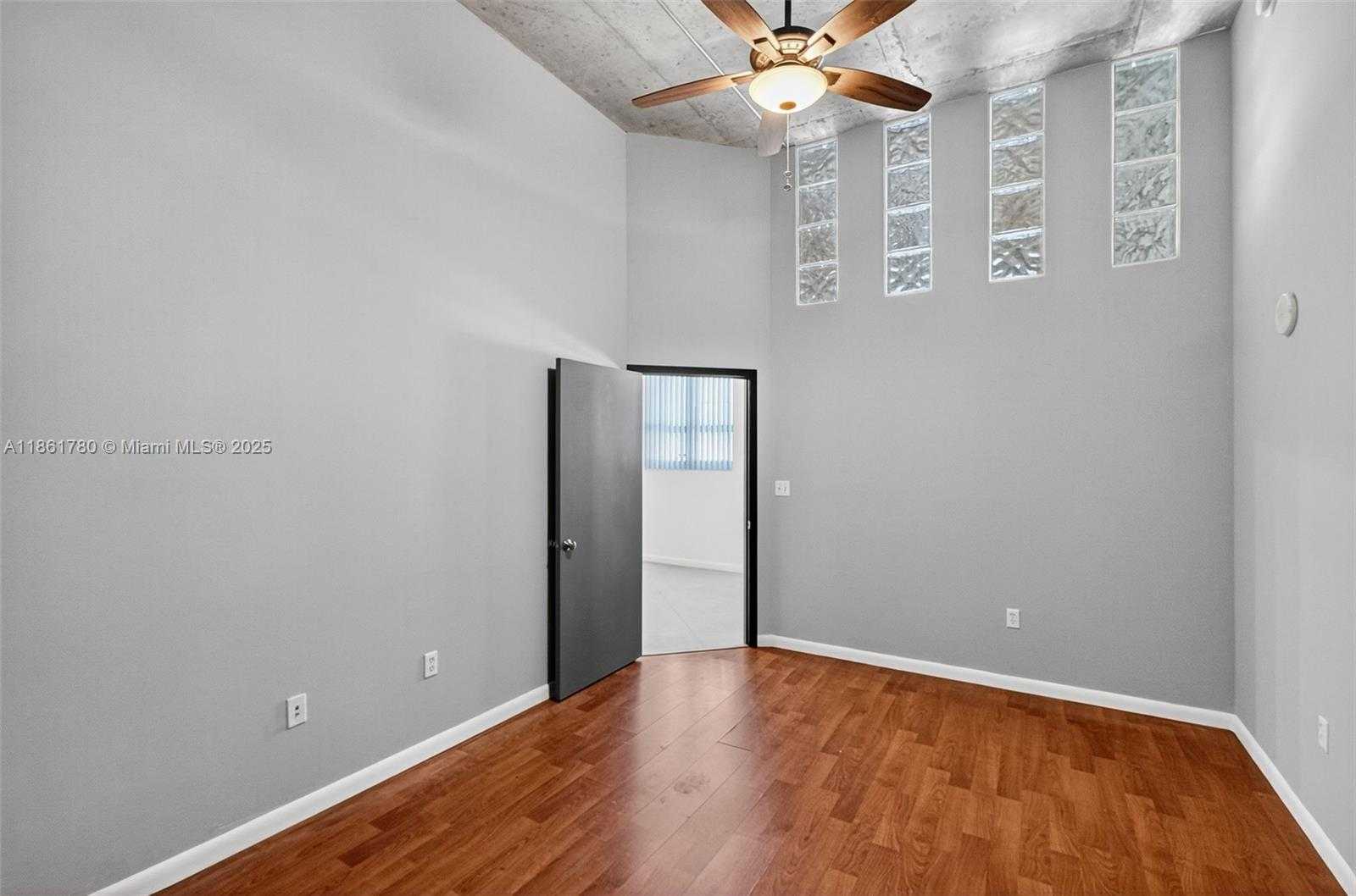 Small Image of 2001 BISCAYNE BLVD #2111, Miami Number 27