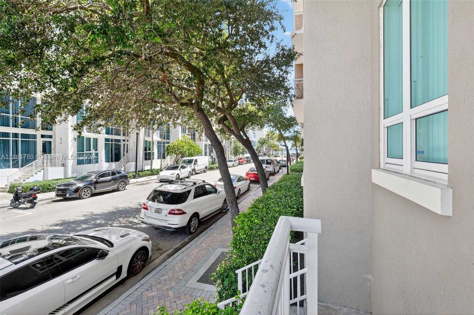 Small Image of 2001 BISCAYNE BLVD #2111, Miami Number 4