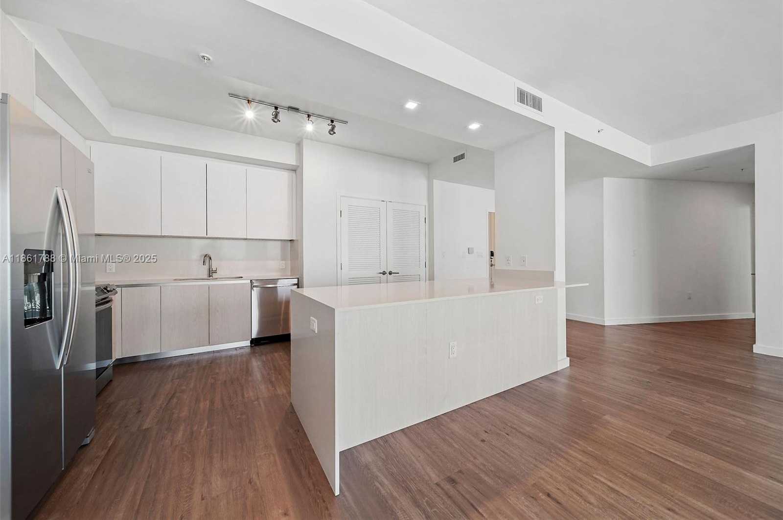 Small Image of 1500 BAY RD #C-0611, Miami Beach Number 13