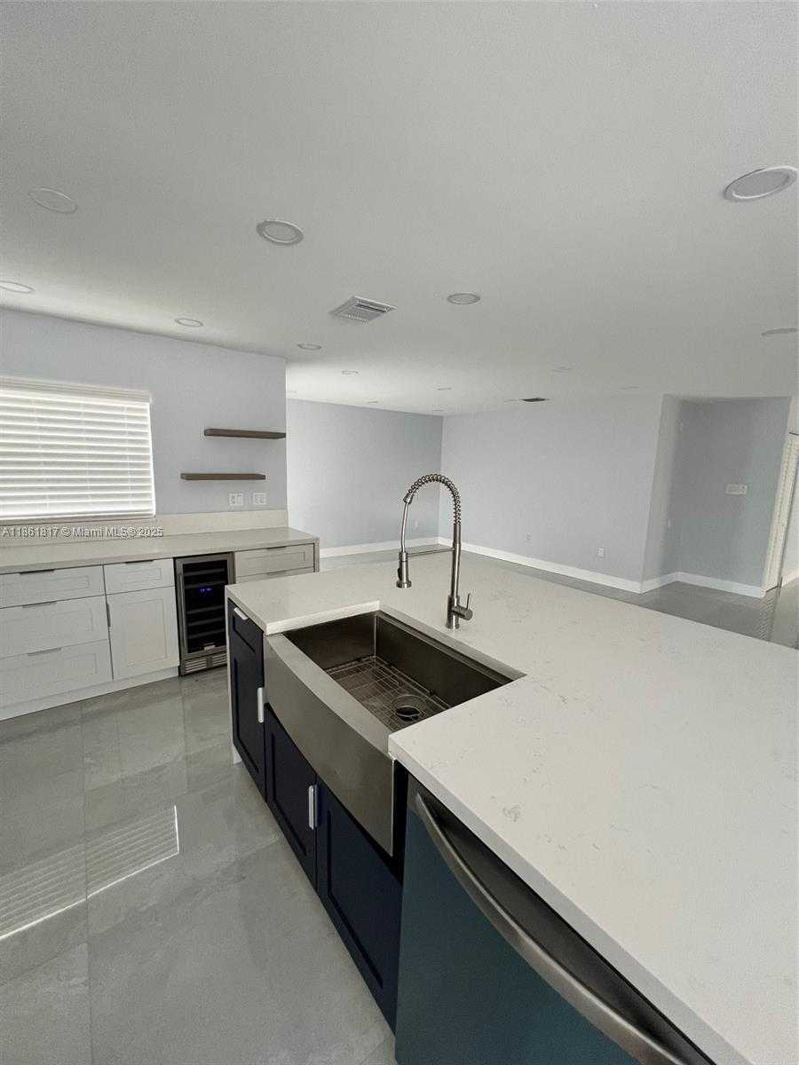 Small Image of Miami Number 5