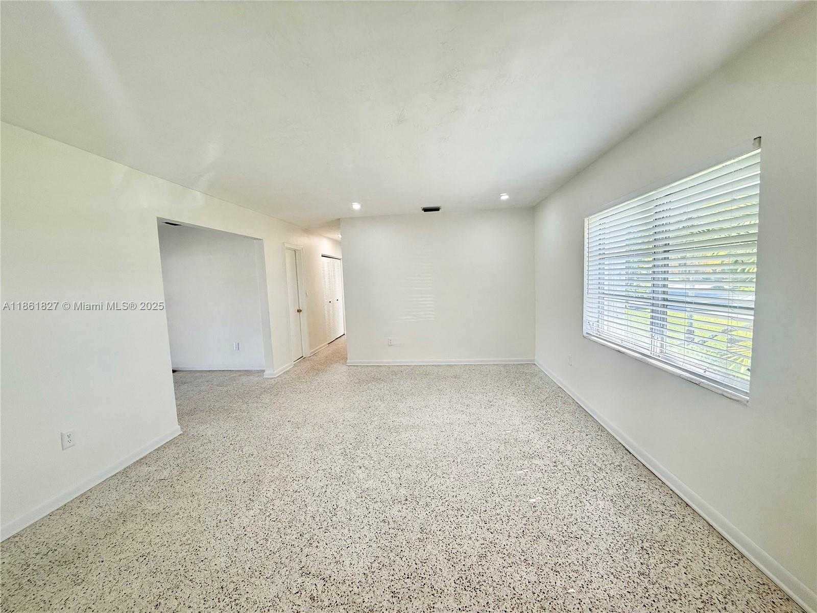 Small Image of 2671 SOUTH WEST 118TH CT, Miami Number 4