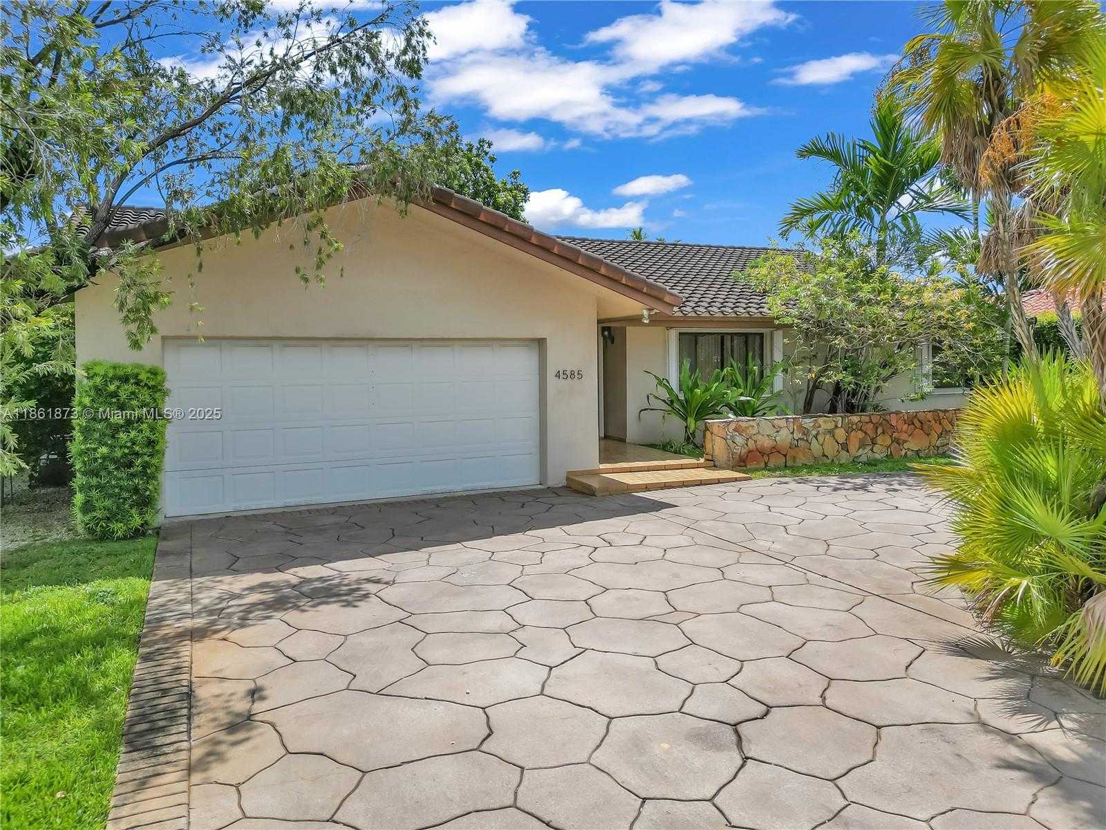 Small Image of 4585 SOUTH WEST 87TH AVE, Miami Number 2