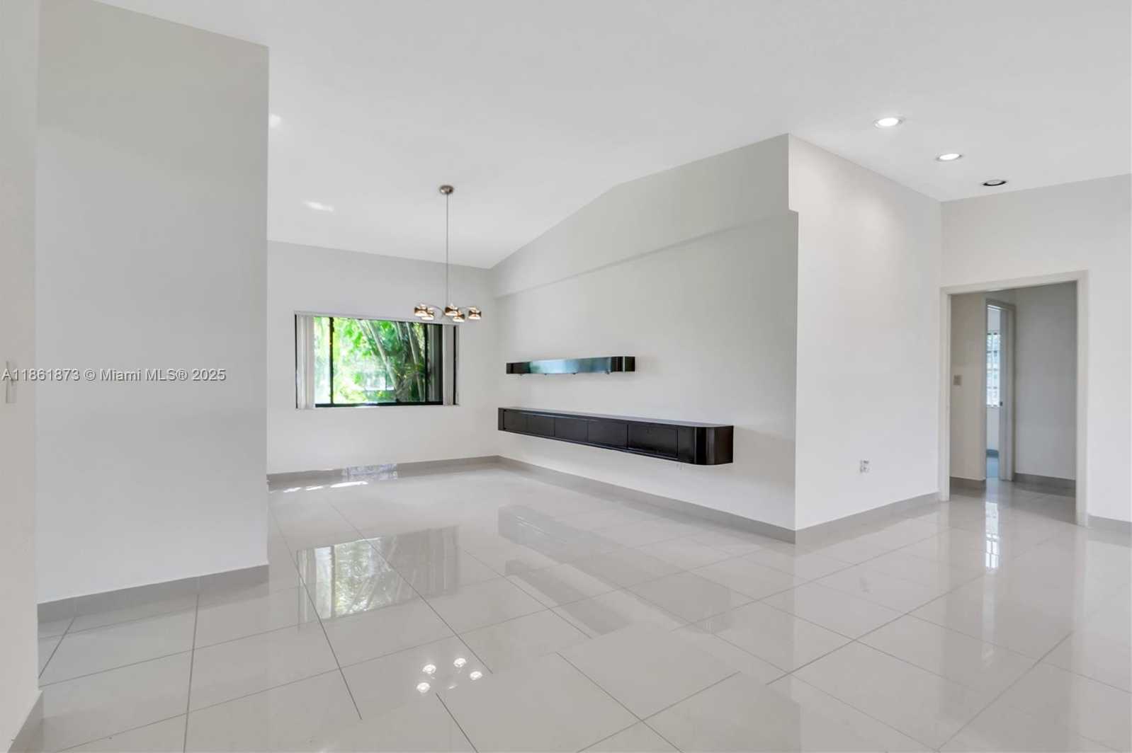 Small Image of 4585 SOUTH WEST 87TH AVE, Miami Number 3