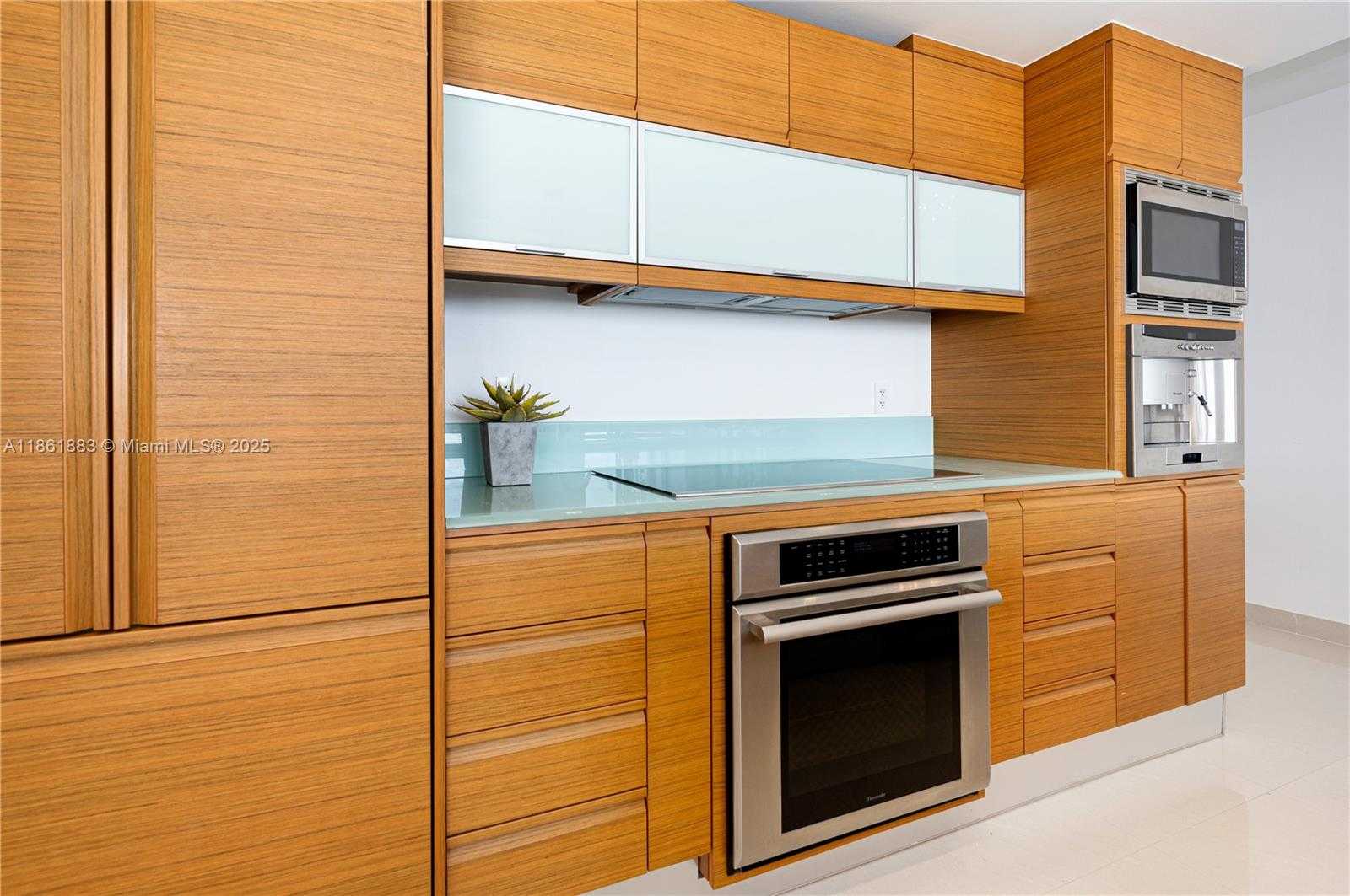 Small Image of 5875 COLLINS AVE #1202, Miami Beach Number 25