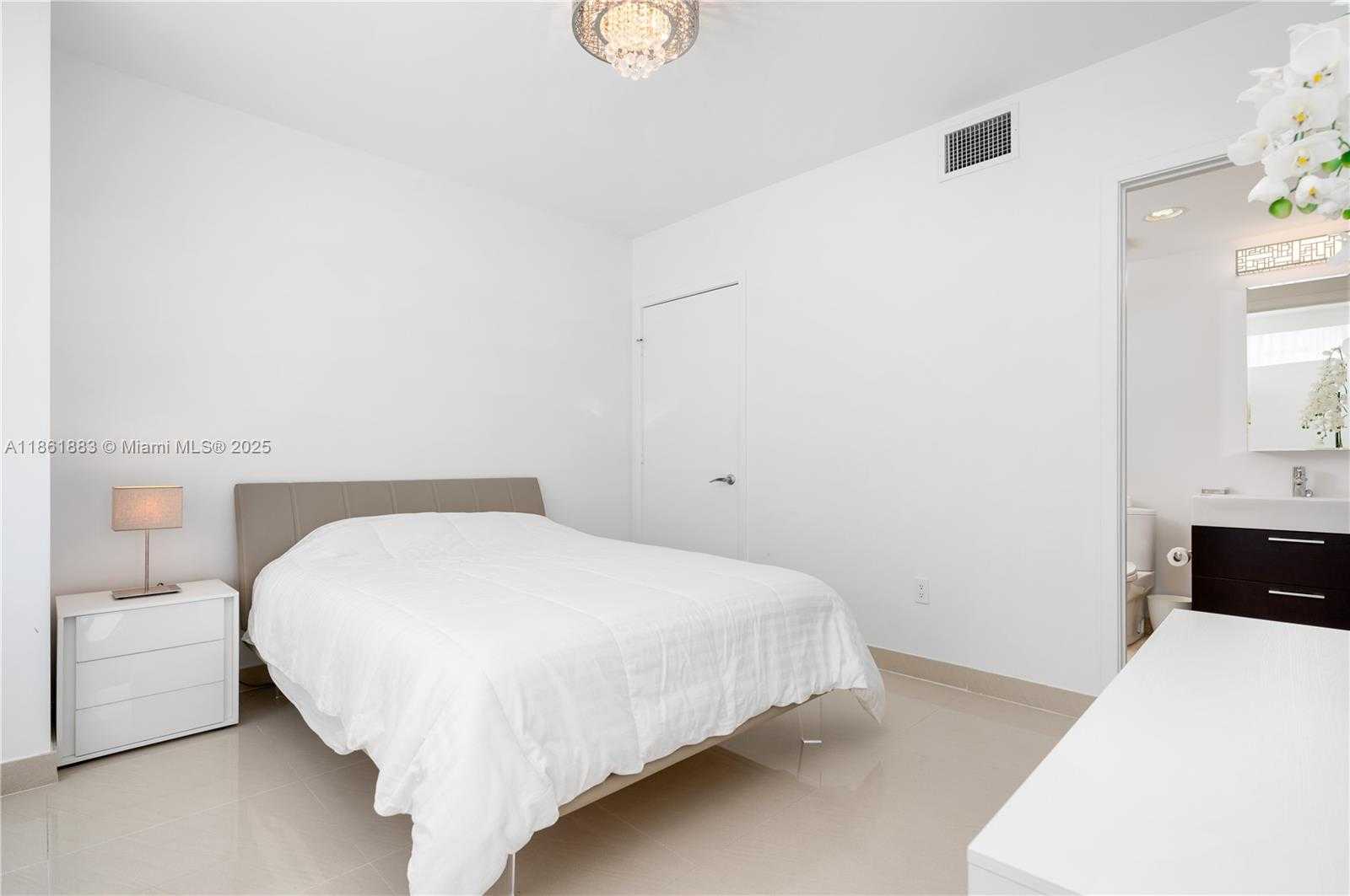 Small Image of 5875 COLLINS AVE #1202, Miami Beach Number 32