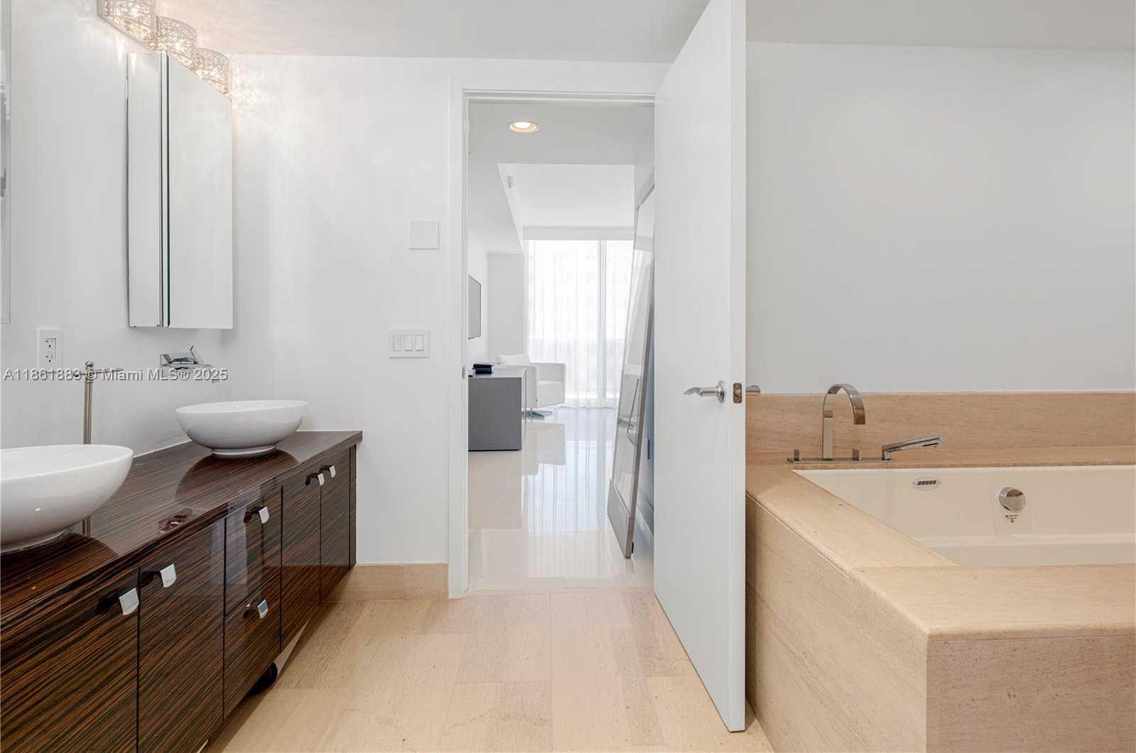Small Image of 5875 COLLINS AVE #1202, Miami Beach Number 44