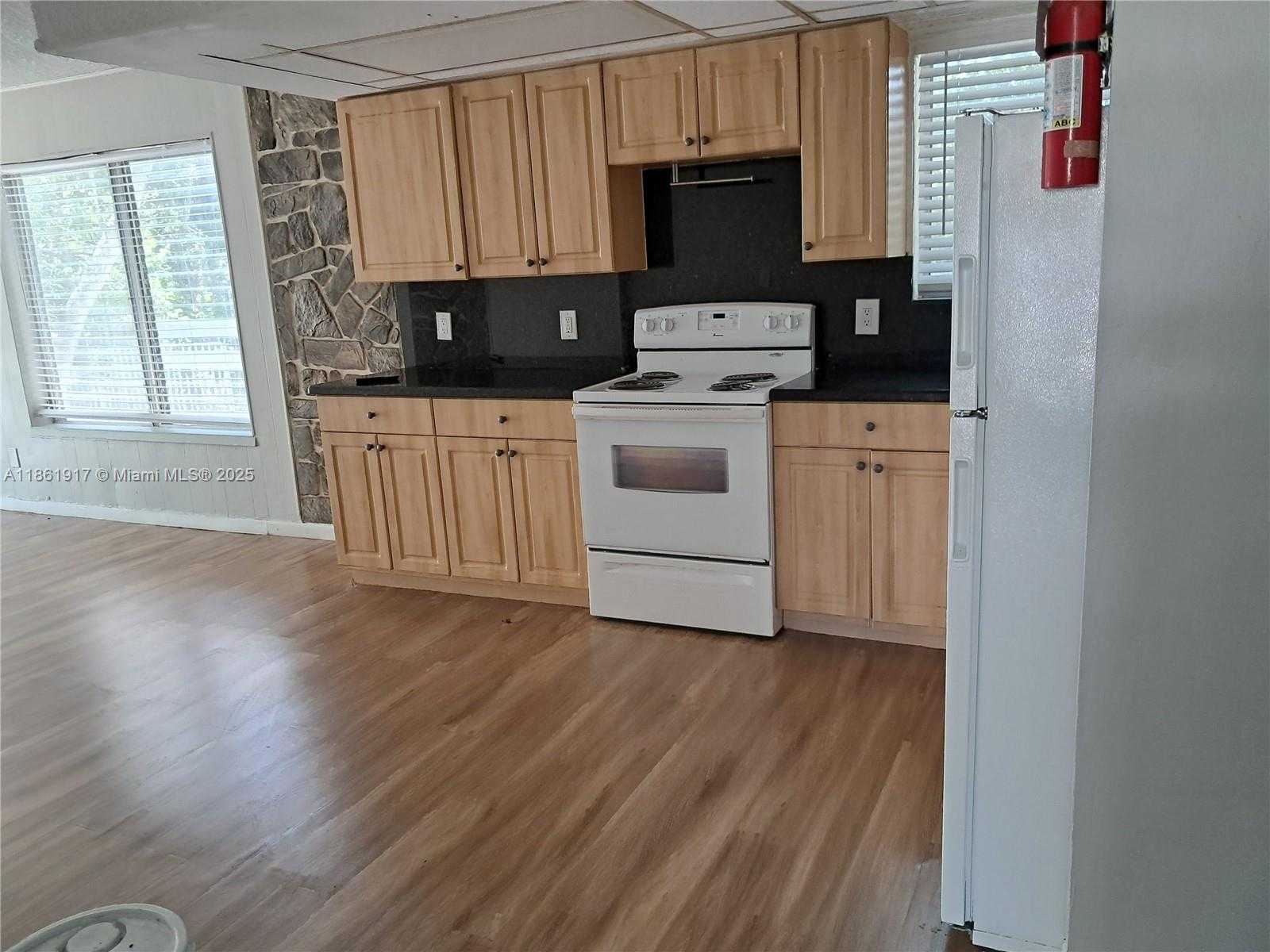 Small Image of 13025 EMERALD DR #254, North Miami Number 6